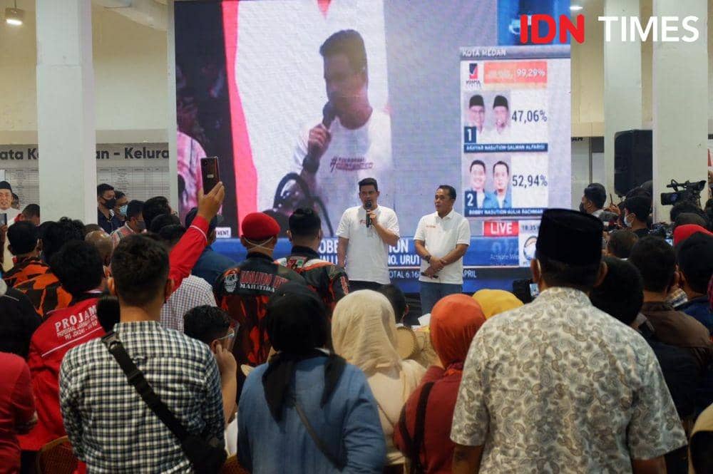 Bobby Afif Nasution - Aulia Rachman dinyatakan unggul dari rivalnya Akhyar Nasution - Salman Alfarisi dalam hitung cepat hasil Pilkada Medan, Rabu (9/12/2020). (IDN Times/Prayugo Utomo)