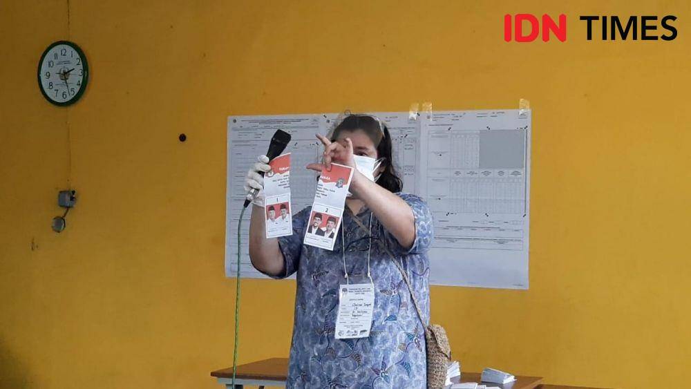 Ketua KPPS TPS 25, Kelurahan Dr Soetomo, Kecamatan Tegalsari, Chairani menunjukkan satu surat suara yang rusak. Fitria Madia/IDN Times