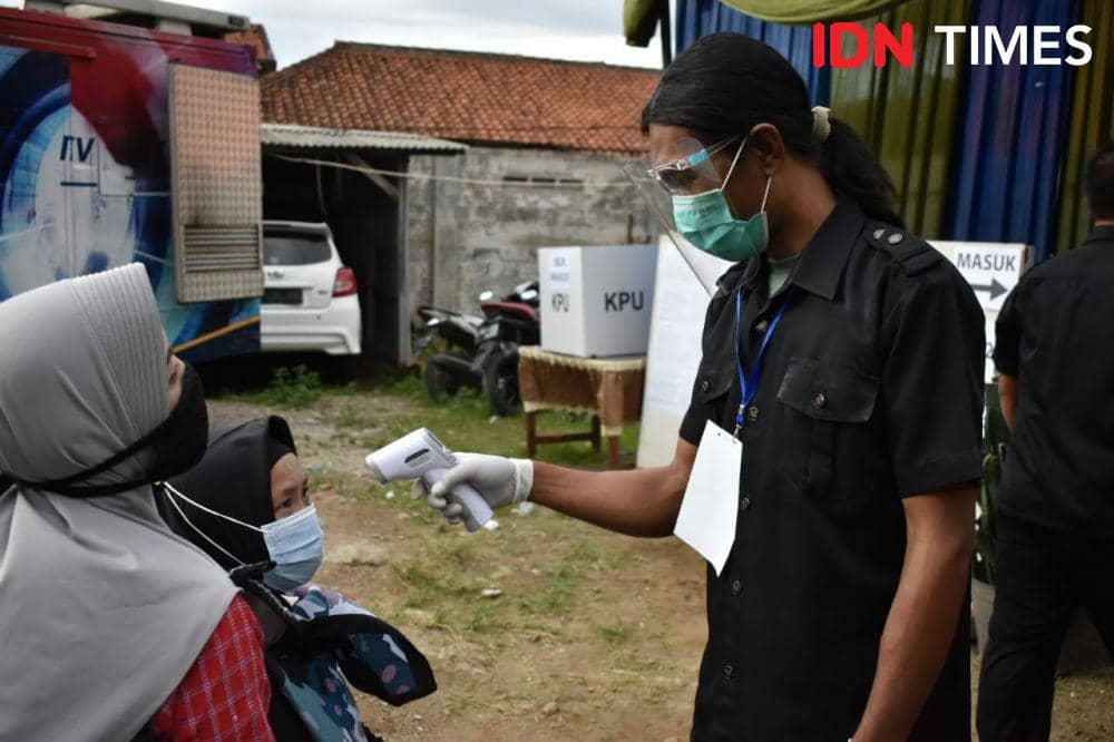Suasana pencoblosan di TPS 24, Desa Tegalluar, Kabupaten Bandung (IDN Times/Debbie Sutrisno)