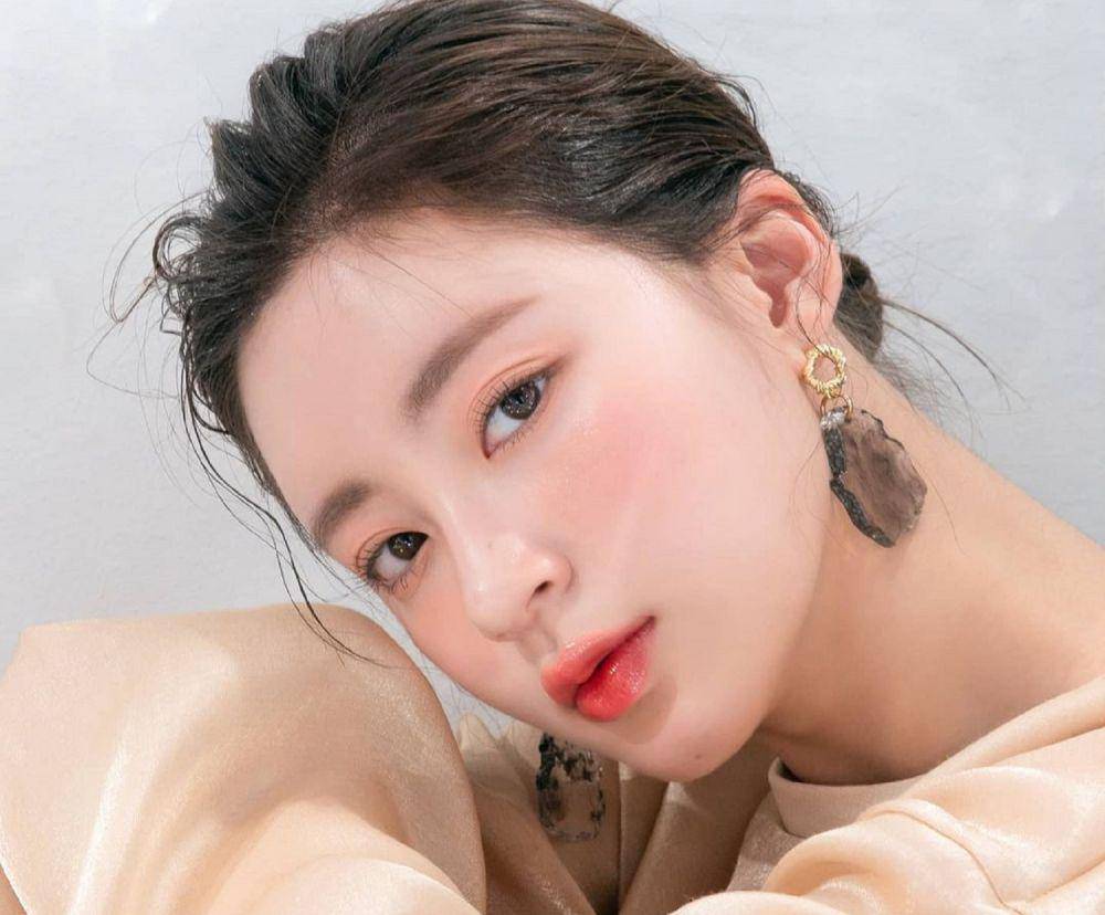 ilustrasi penggunaan lip tint (instagram.com/romand_indonesia)