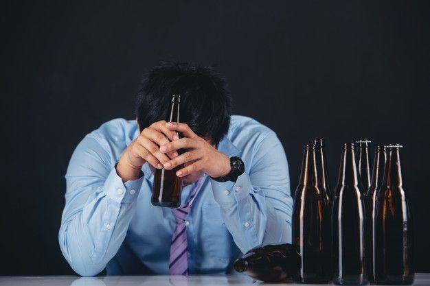 ilustasi minum alkohol berlebihan sebagai dampak dari workaholic (freepik.com/jcomp)
