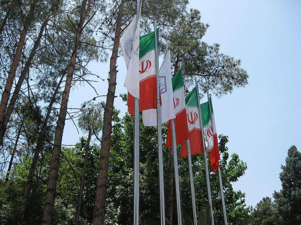 Bendera Iran di Kota Teheran. instagram.com/bowdencarrolldesign/