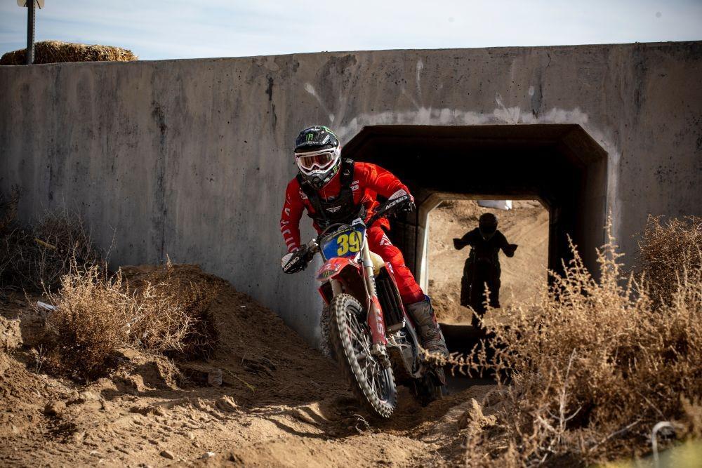 Pilihan Riding Gear Wajib Buat Biker Trail