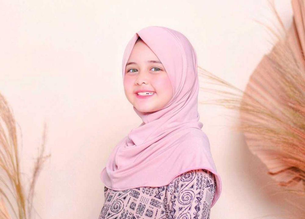 Berparas Bule, 10 Potret Imut Ciara Nadine Brosnan Pakai Hijab