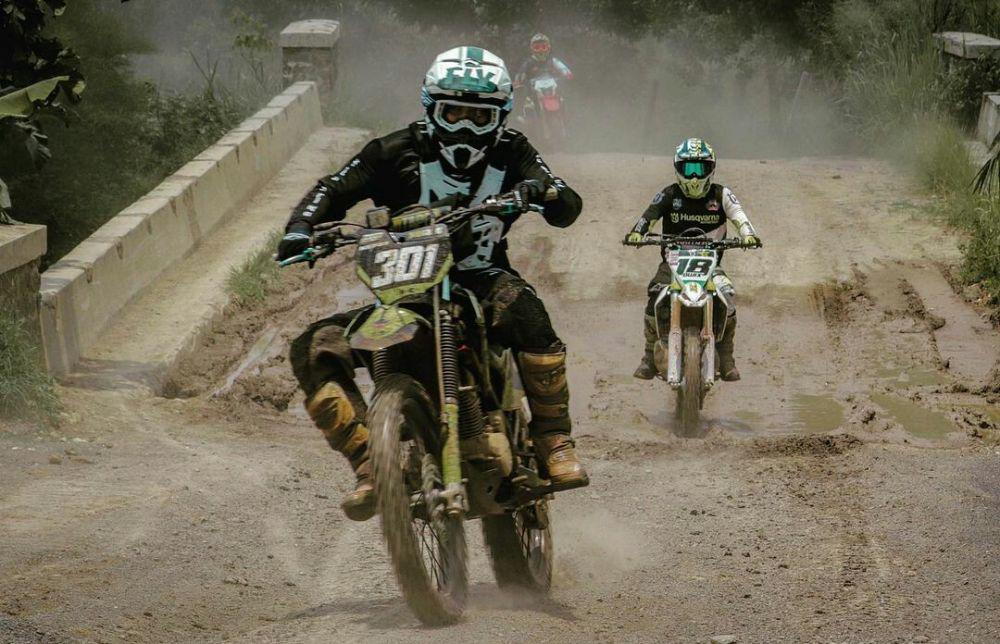 Biasa Kendarai "Si Kodrat", 9 Potret Macho Maell Lee Jajal Motocross