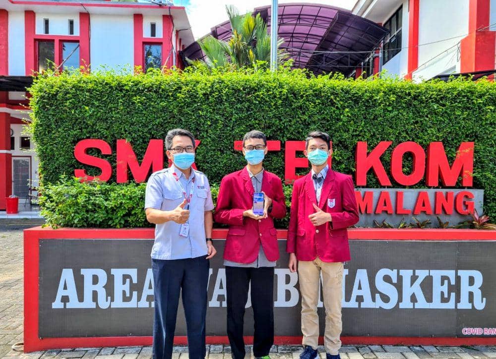 Dua siswa pencipta aplikasi EasyMuse. Dok/Humas SMK Telkom Malang
