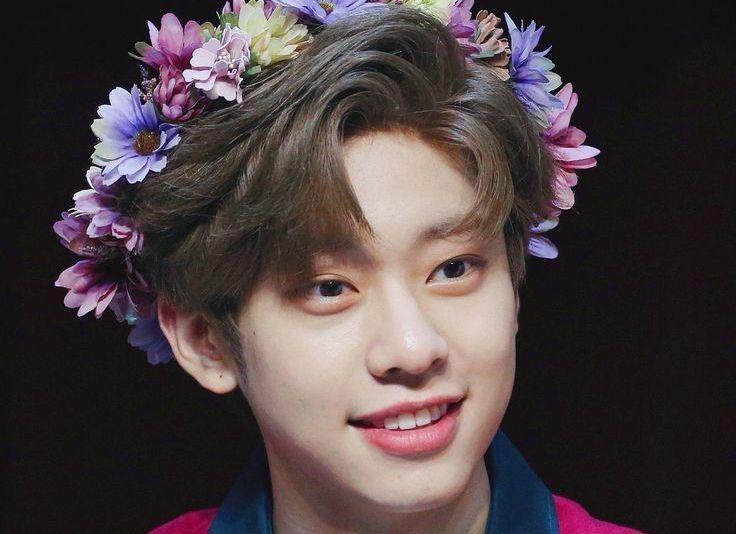 10 Potret Donghyun AB6IX dengan Flower Crown, Penuh Pesona
