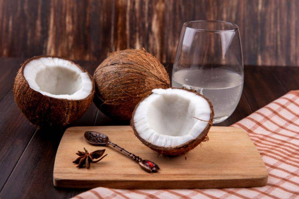 Ilustrasi air kelapa (freepik.com/stockking)