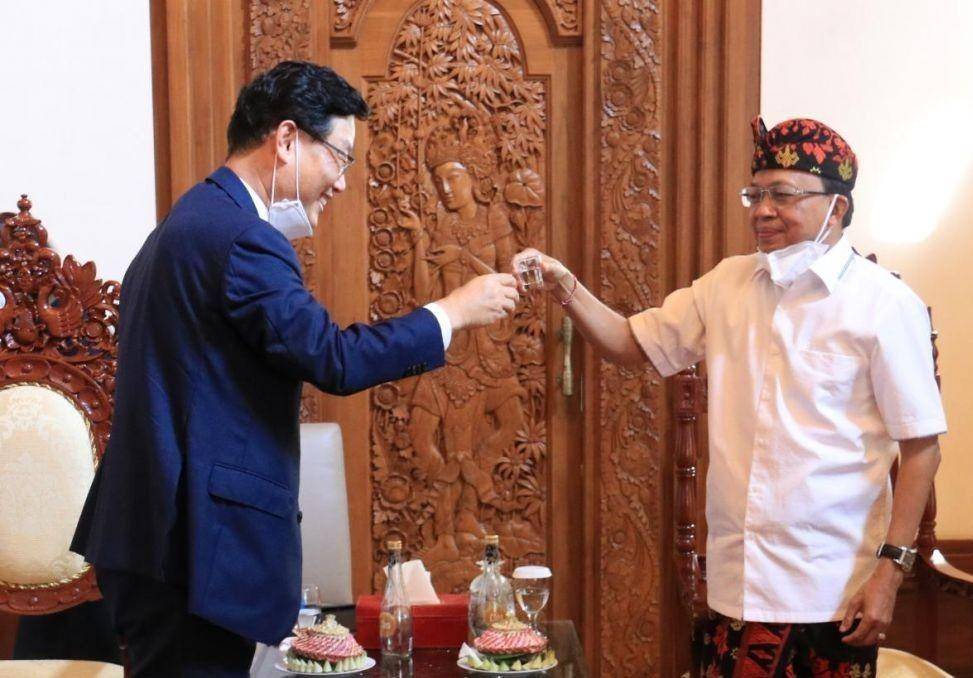 Duta Besar Korea Selatan untuk Indonesia Park Tae Sung dan Gubernur Bali Wayan Koster bersulang arak Bali (Dok.IDN Times/Pemprov Bali)