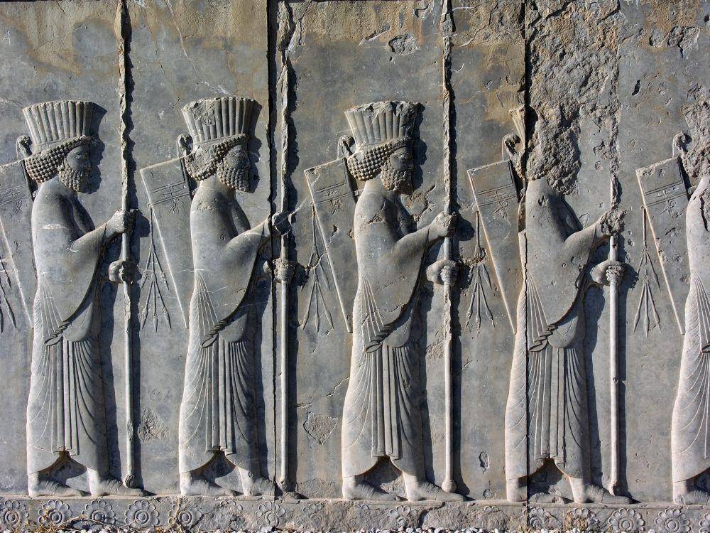Relief bergambar pasukan Immortal di Istana Tachara milik Darius I di Persepolis. commons.wikimedia.org
