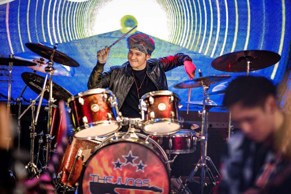 Tak Mau Menua! 10 Potret Seru Aditya Suryo saat Mainkan Alat Musik