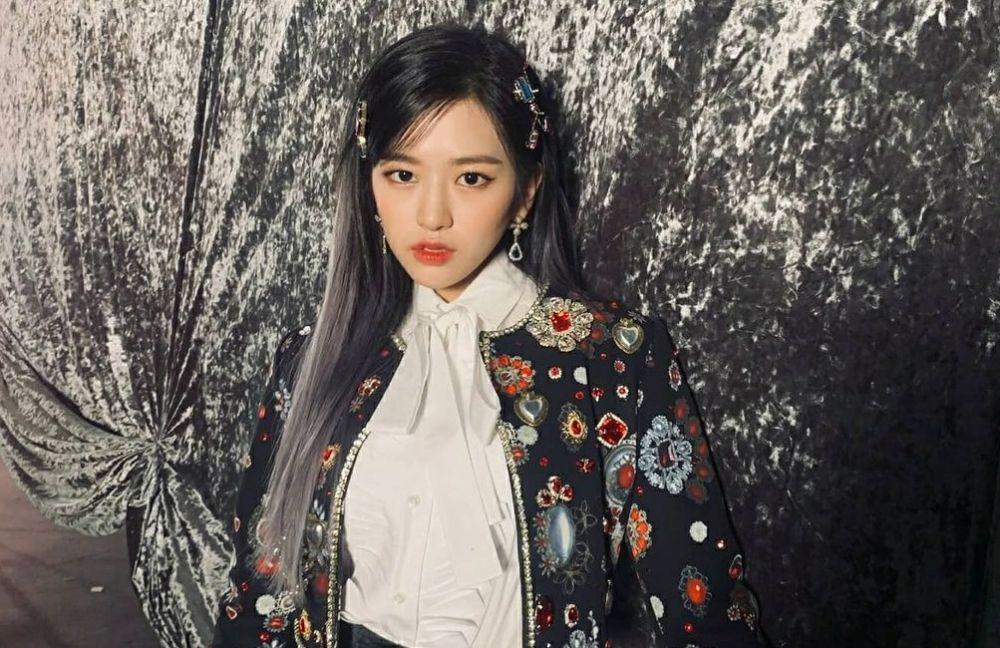 9 Pesona Yujin IZ*ONE yang Comeback dengan Rambut Ombre Abu-Abu