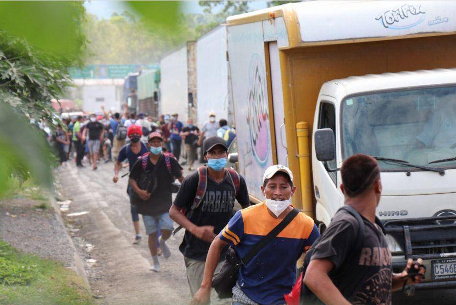 Para migran sedang berlari di perbatasan negara Guatemala. Sumber: twitter.com/Francescorocca