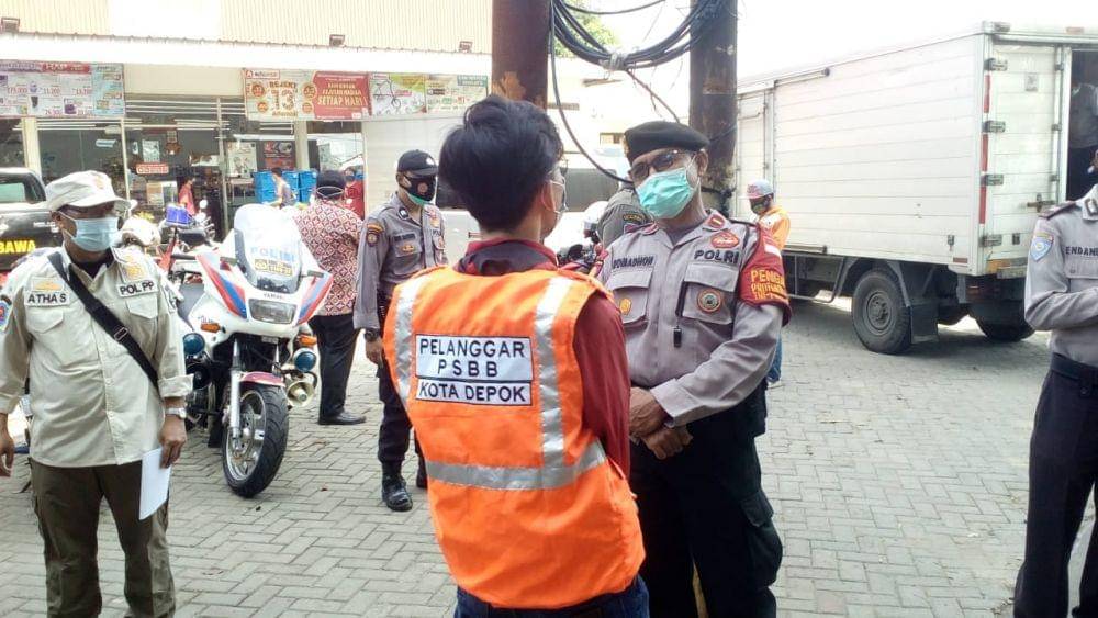 Pelanggar protokol kesehatan saat terjaring operasi gabungan di Jalan Tanah Baru, Kota Depok. (IDN Times/Dicky)