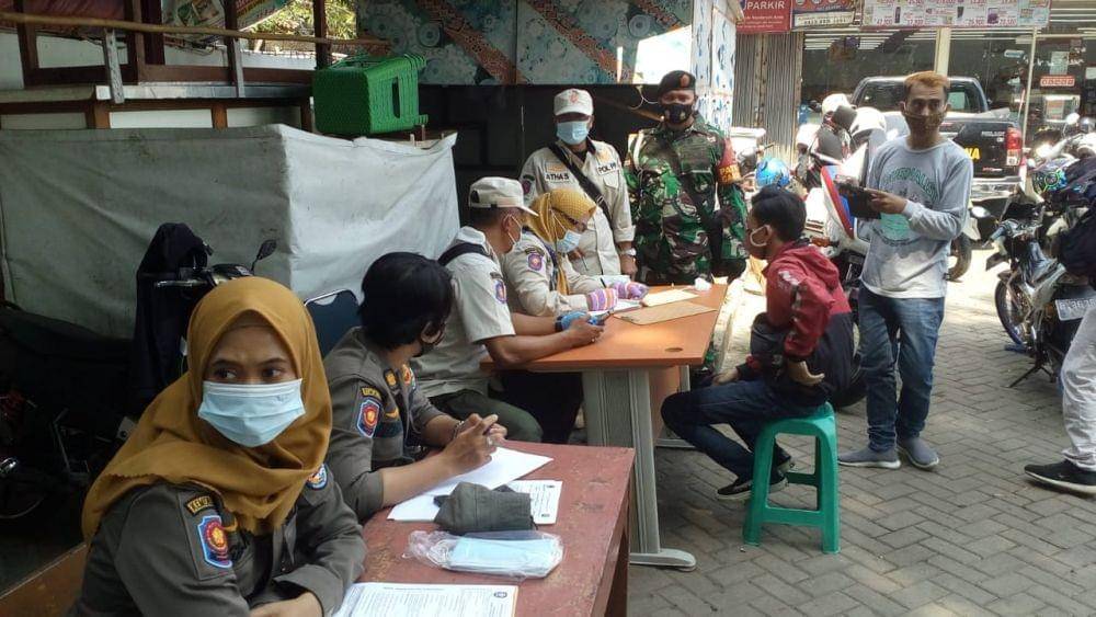 Satpol PP Kota Depok melakukan operasi protokol kesehatan di Jalan Raya Tanah Baru, Kota Depok.  (IDN Times/Dicky)