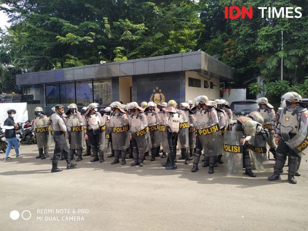 [BREAKING] Sambut Rizieq, Puluhan Polisi Disiagakan di Polda Metro