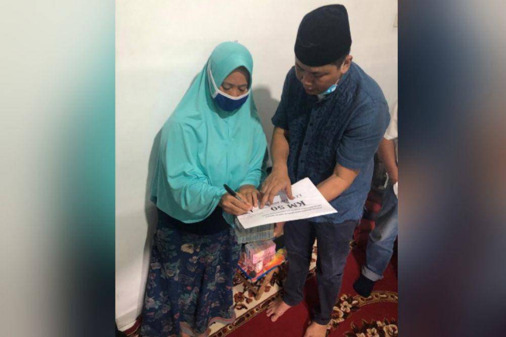 Pemberian donasi pada keluarga korban laskar FPI oleh Irvan Gani (Twitter/ghanieierfan)