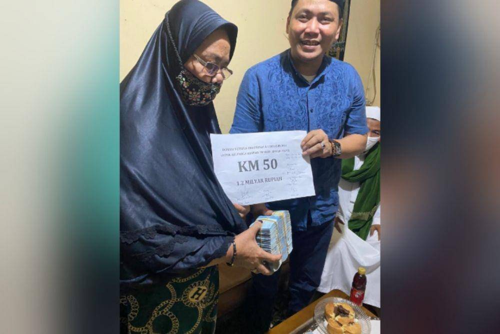 Pemberian donasi pada keluarga korban laskar FPI oleh Irvan Gani (Twitter/ghanieierfan)