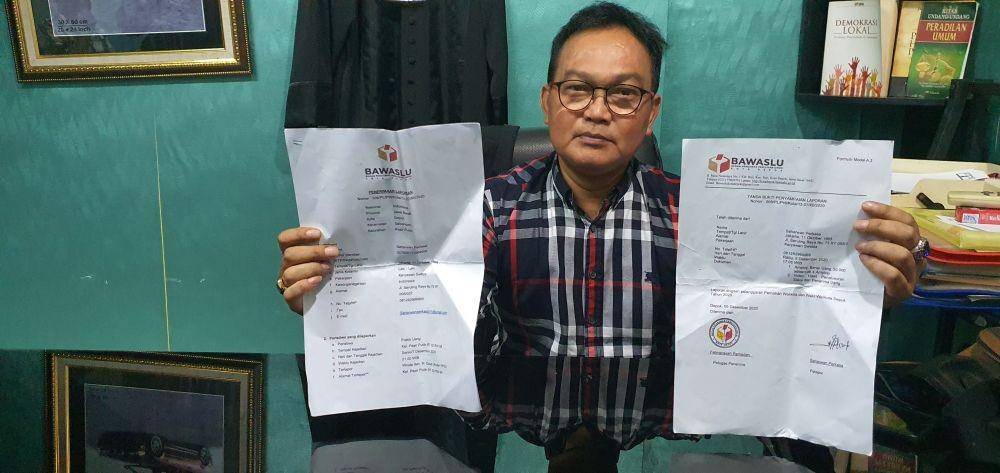 Kuasa hukum tim Pradi-Afifah menunjukan surat laporan dari Bawaslu Kota Depok, (IDNTimes/Dicky)