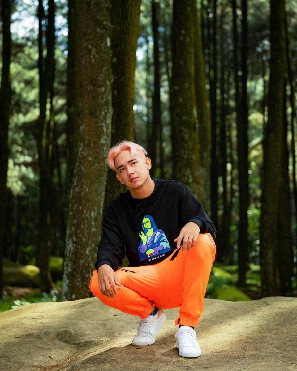 10 Ide Mix and Match Kasual hingga Formal ala Adipati Dolken, Stylish!