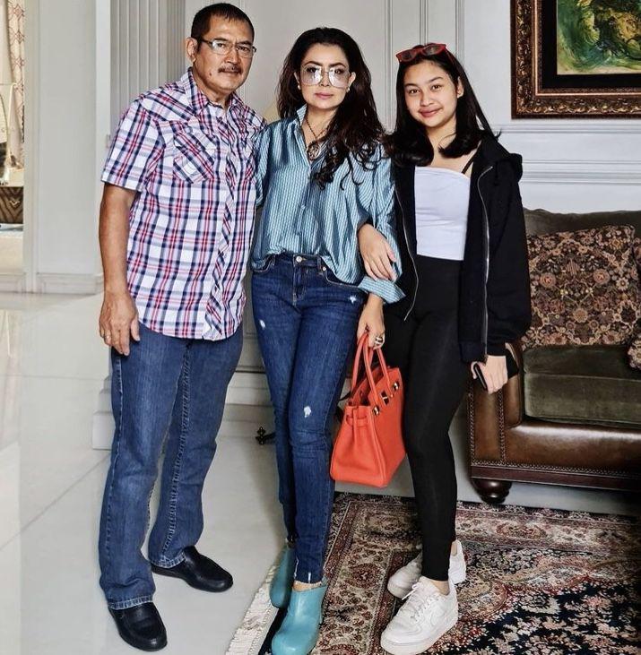 Balas Nyinyir Netizen, 10 Potret Khirani Putri Bambang dan Mayangsari