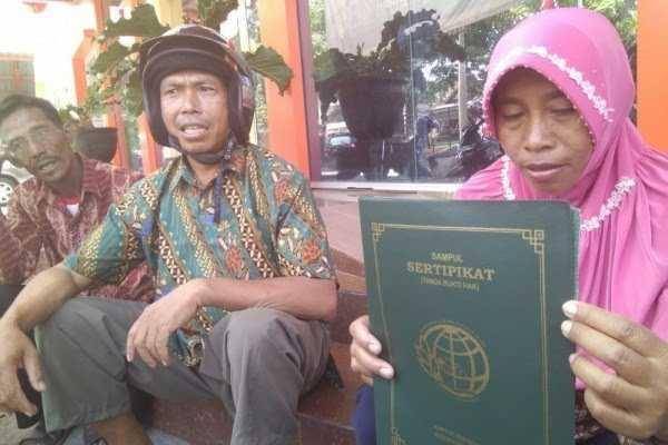 Ilustrasi warga mendapat sertifikat tanah. (IDN Times/Nofika Dian Nugroho)
