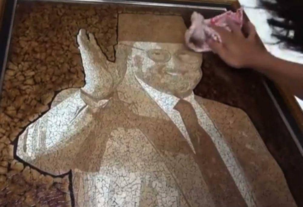 Pemuda Asal Madiun Kreasikan Cangkang Telur Menjadi Lukisan