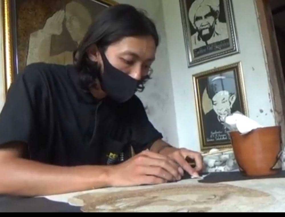 Pelukis dengan bahan cangkang telur. Dok. IDN Times/Istimewa