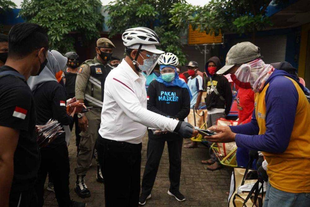 Wali Kota Madiun Maidi membagikan masker. Istimewa