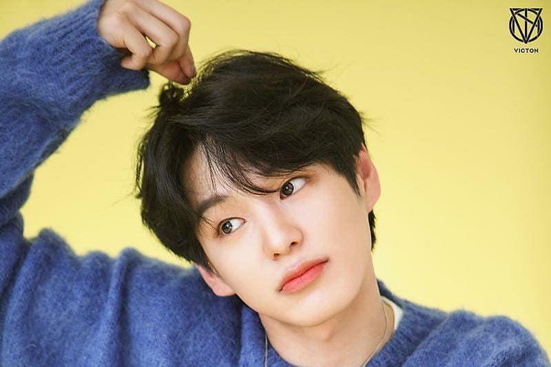 9 Potret Memesona Heochan VICTON yang Genap Berumur 25 Tahun!