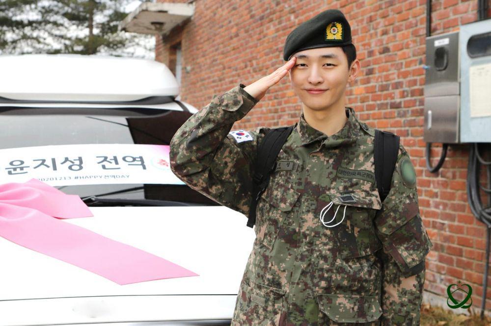 Pulang Wamil, 9 Potret Gagah Yoon Jisung Eks Wanna One Kenakan Seragam