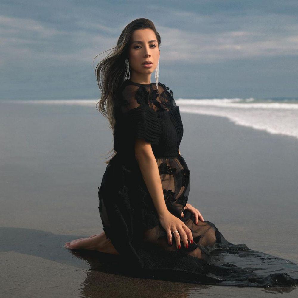 Serba Hitam, 10 Potret Elegan Maternity Shoot Jennifer Bachdim