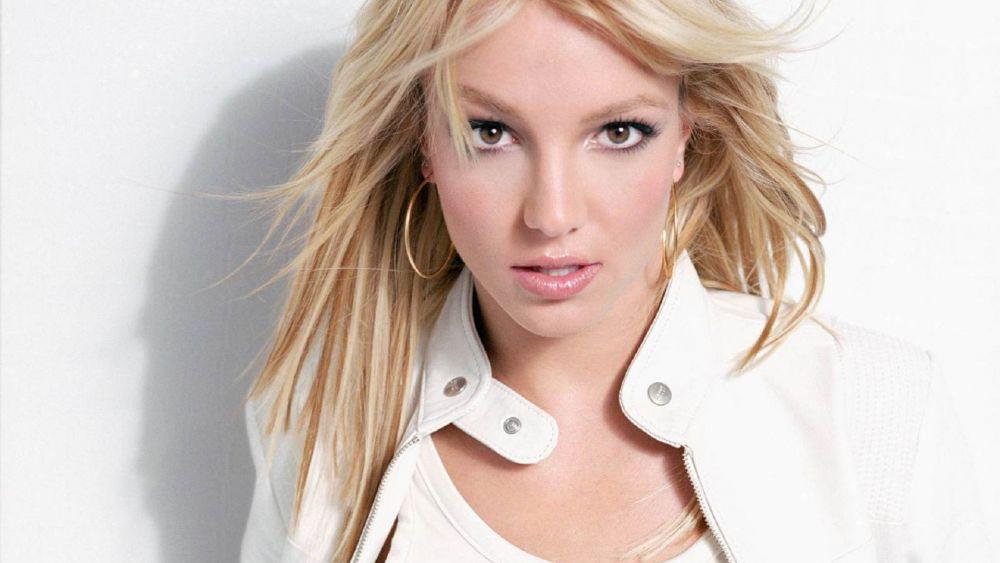 Surprise! 5 Aktris Hollywood Ini Ternyata Penulis Novel, lho