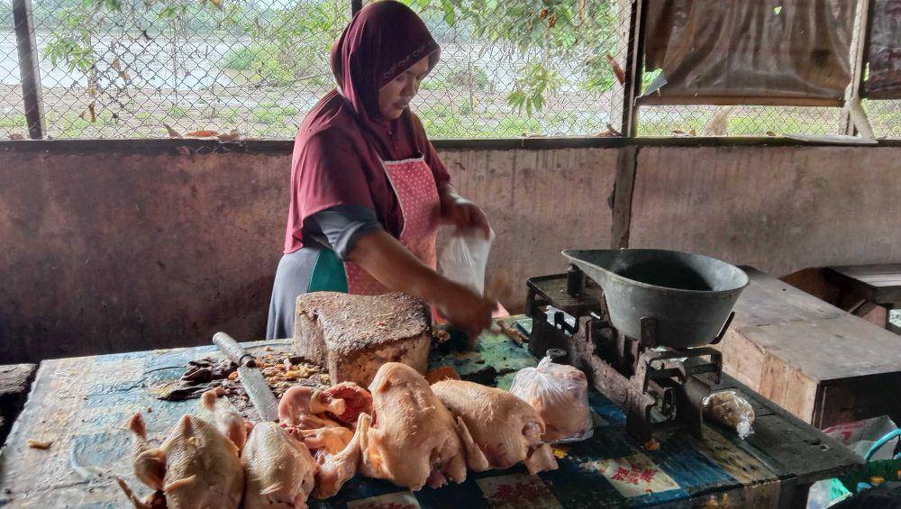 Siti pedagang ayam potong di Pasar Lamongan. IDN Times/Imron