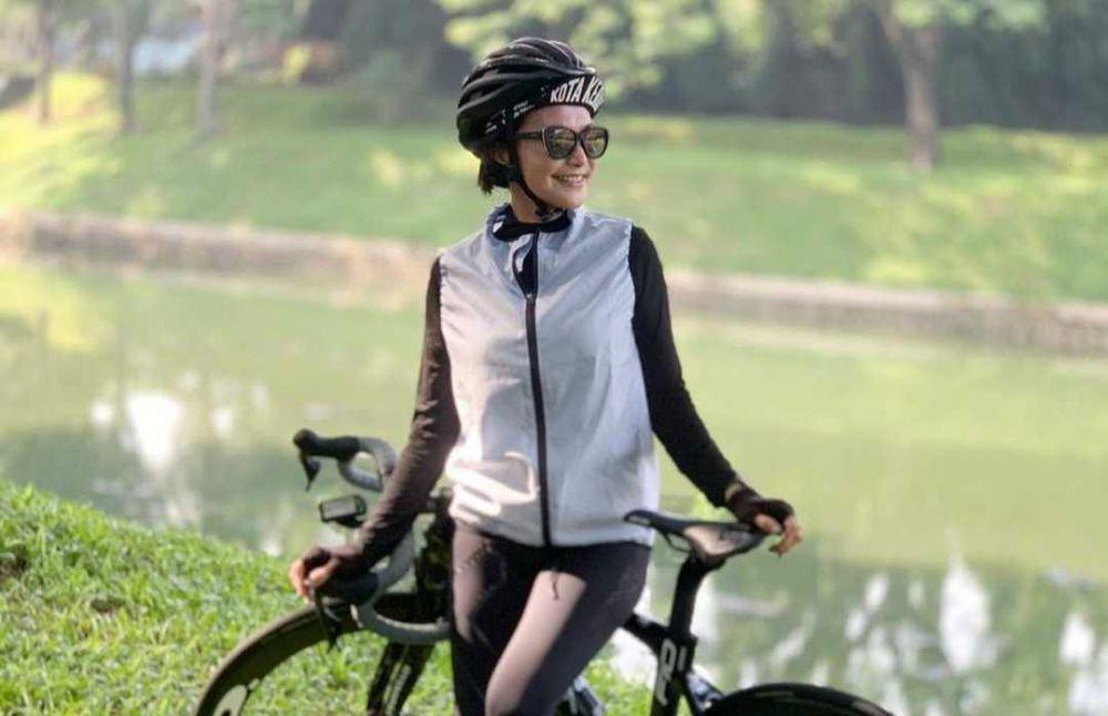 10 Potret Keseruan Nunu Datau saat Olahraga Bersepeda, Makin Fresh!
