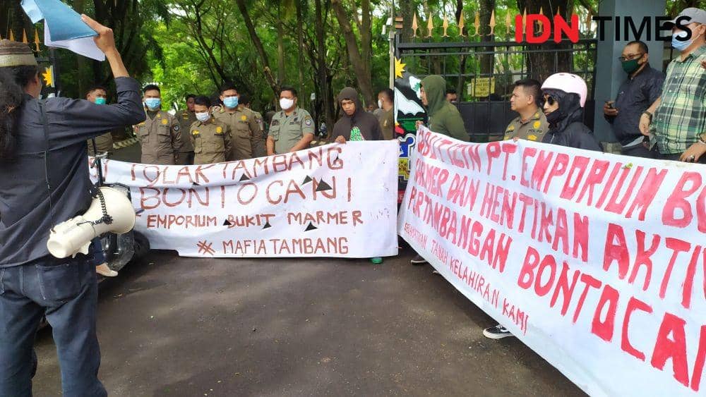 Aliansi Masyarakat Tolak Tambang Bontocani, Bone, berunjukrasa di depan kantor Gubernur Sulsel. IDN Times/Sahrul Ramadan