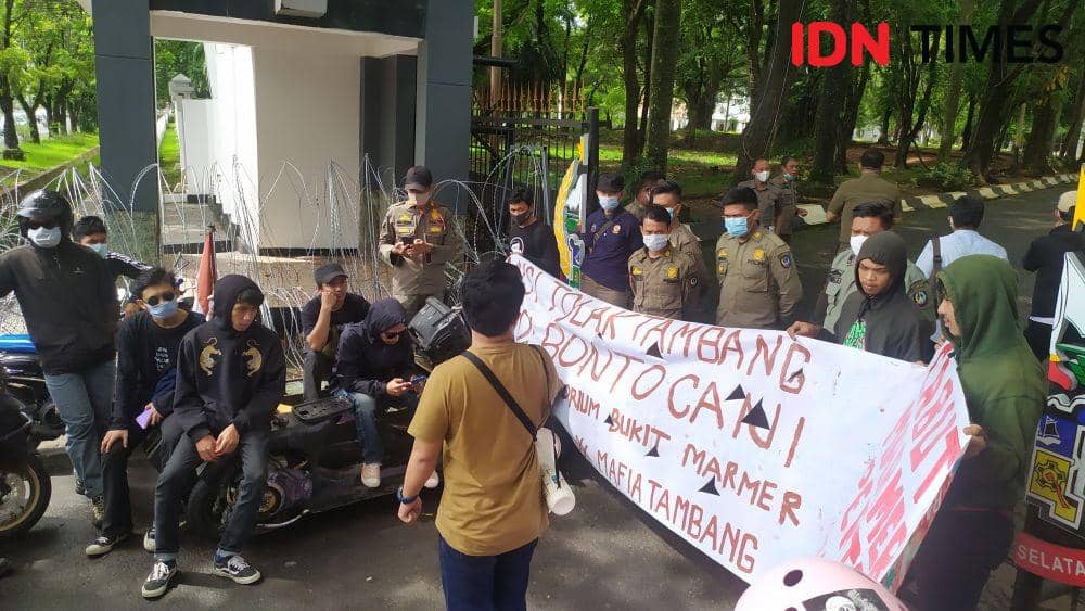 Aliansi Masyarakat Tolak Tambang Bontocani, Bone, berunjukrasa di depan kantor Gubernur Sulsel. IDN Times/Sahrul Ramadan