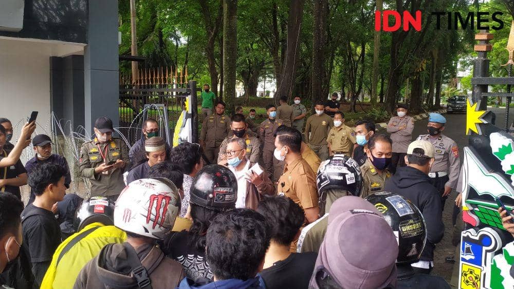 Aliansi Masyarakat Tolak Tambang Bontocani, Bone, berunjukrasa di depan kantor Gubernur Sulsel. IDN Times/Sahrul Ramadan