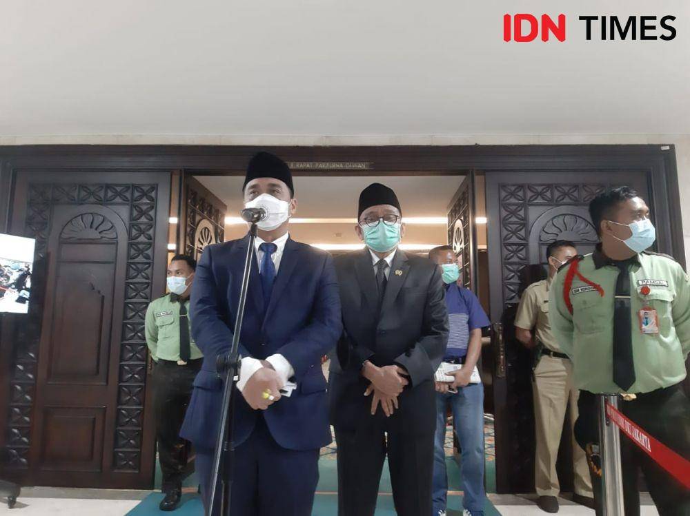 Wakil Gubernur DKI Jakarta Riza Patria bersama Wakil Ketua DPRD DKI M Taufik (IDN Times/Aryodamar)