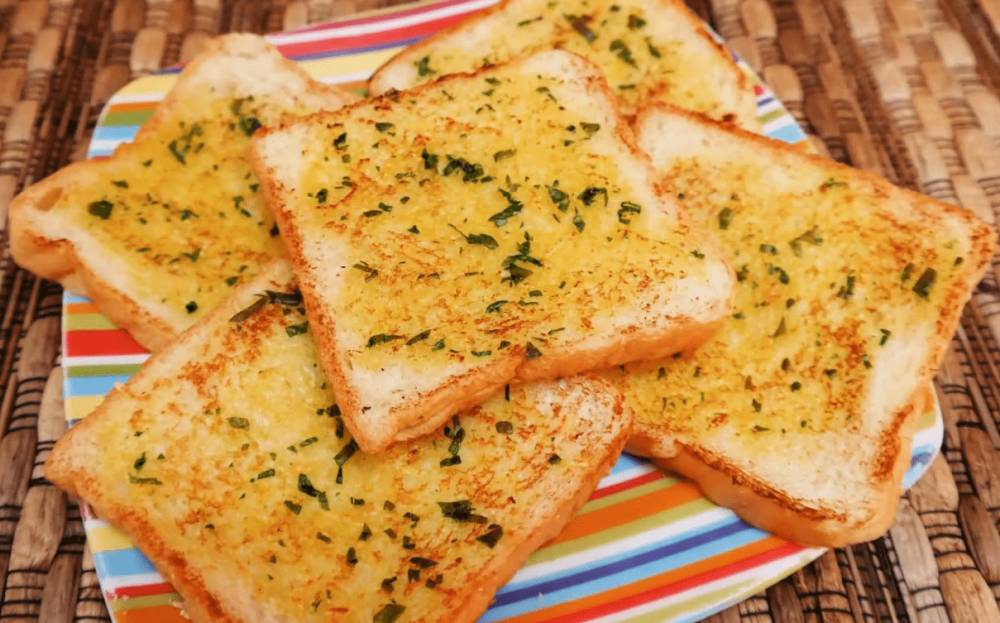 Ilustrasi garlic bread (youtube.com/Hernings Kitchen)