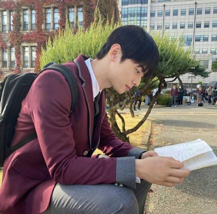 instagram. com/eunwo.o_c