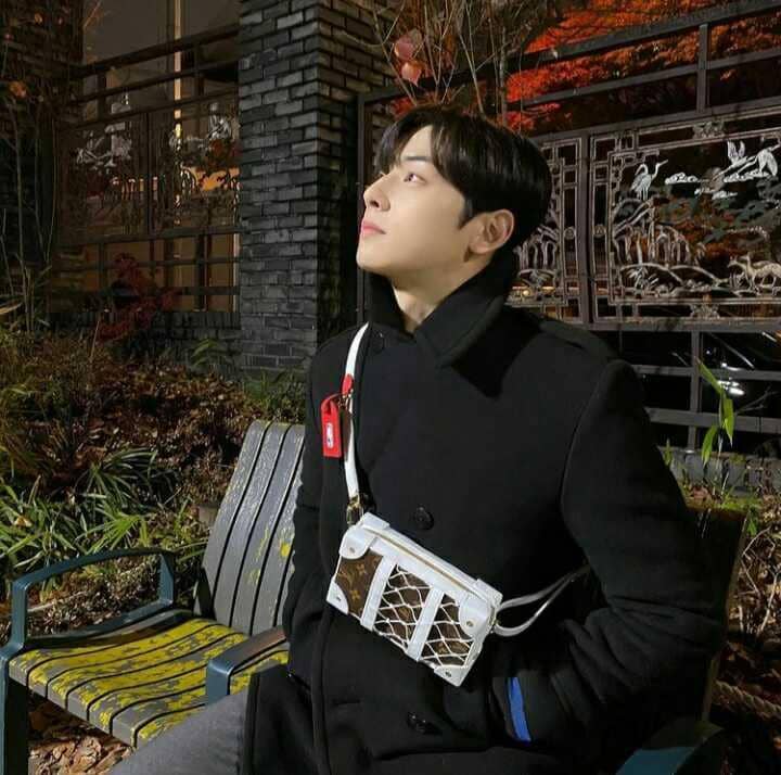 instagram.com/eunwo.o_c