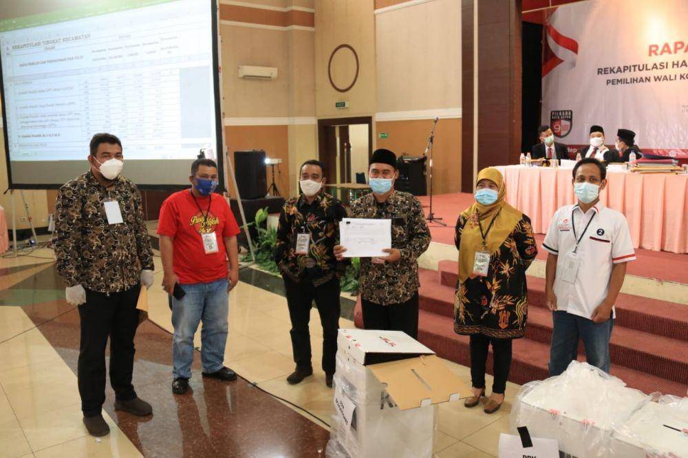 Penghitungan surat suara pada Pleno terbuka KPU Kota Depok di Hotel Bumi Wiyata. (IDNTimes/Dicky)