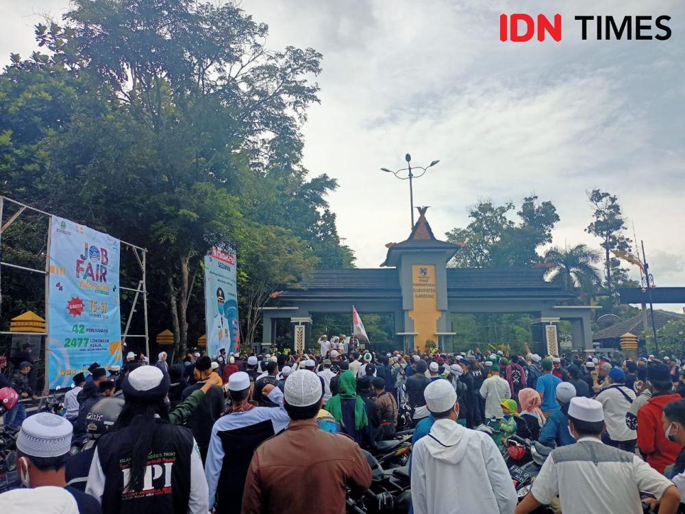 Minta Rizieq Shihab Dibebaskan, Massa FPI Geruduk Mapolresta Bandung