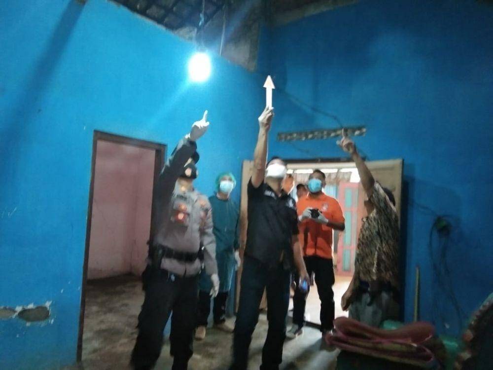 Polisi melakukan olah TKP Gantung Diri. IDN Times/Zainul Arifin