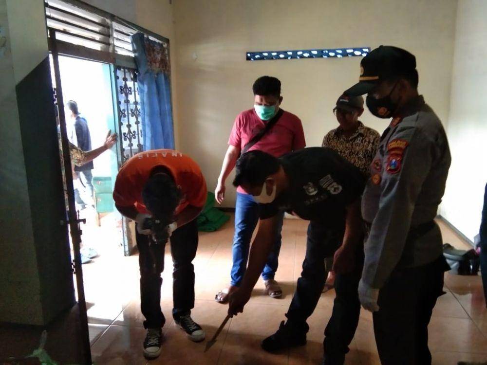 Polisi melakukan olah TKP gantung diri. IDN Times/Zainul Arifin