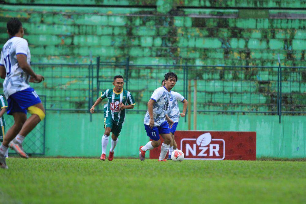 Rian Ekky Pradipta berusaha melewati Rendy Irwan dalam laga eksebisi di Stadion Gajayana. Dok/NZR