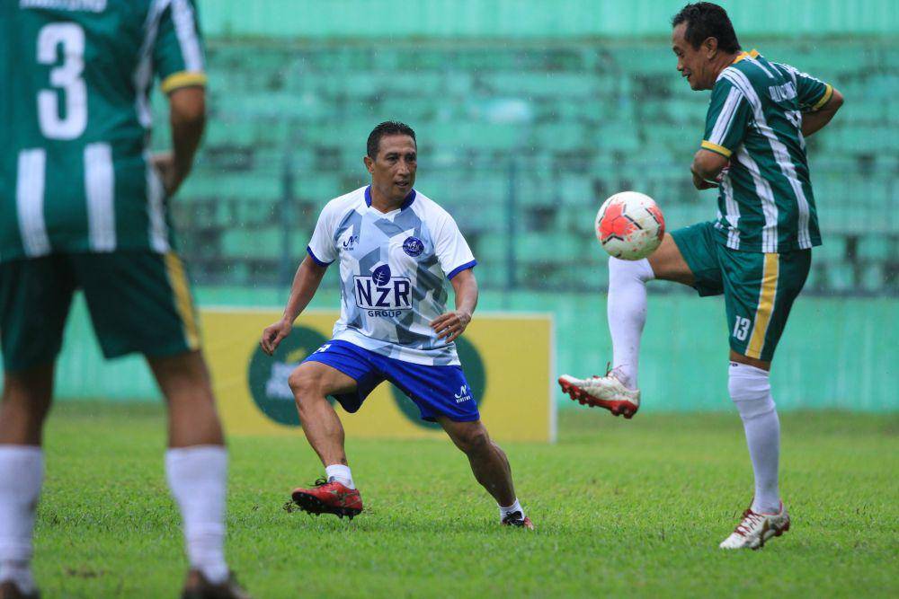 Bek andalan Arema era Galatama, Totok Anjik (tengah) membayangi legenda Persebaya di Stadion Gajayana. Dok/NZR