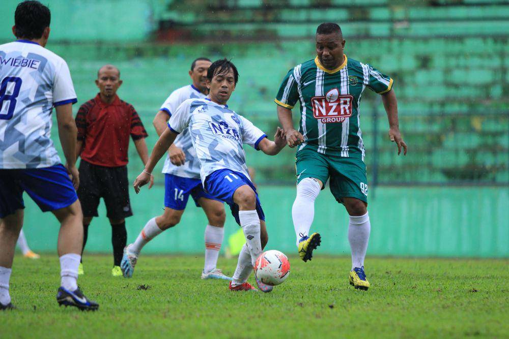 Rian vokalis band d'Masiv saat bermain dalam laga eksebisi legenda Arema dan Persebaya. Dok/NZR