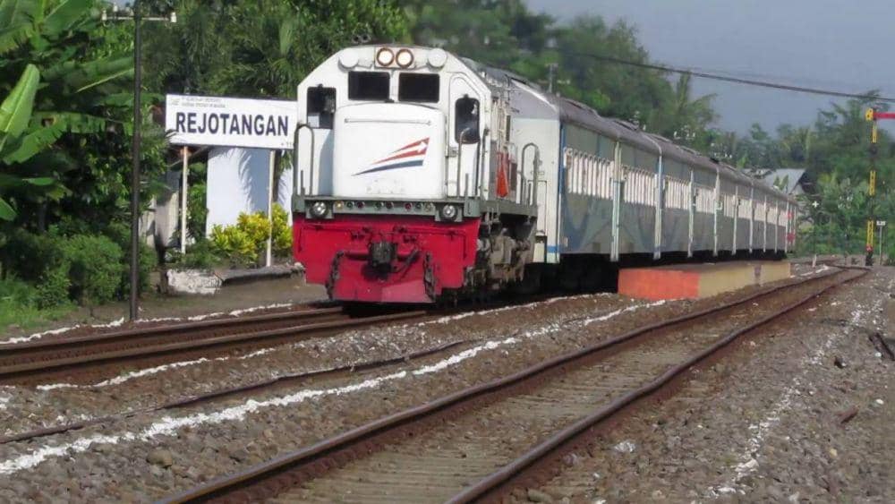 Kereta api melintas di stasiun Rejotangan, IDN Times/ istimewa
